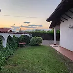 Casa Caginia 300mqgiardinopalestra E Biliardo Feriehus Tigliole