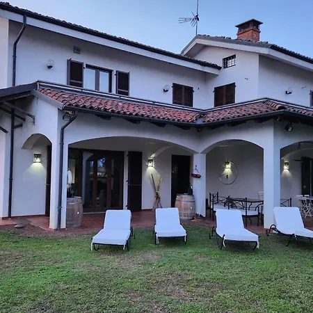 Ferienhaus Casa Caginia 300mqgiardinopalestra E Biliardo Tigliole